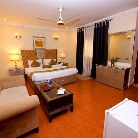 Premier Inn Grand Gulberg Lahore Buitenkant foto