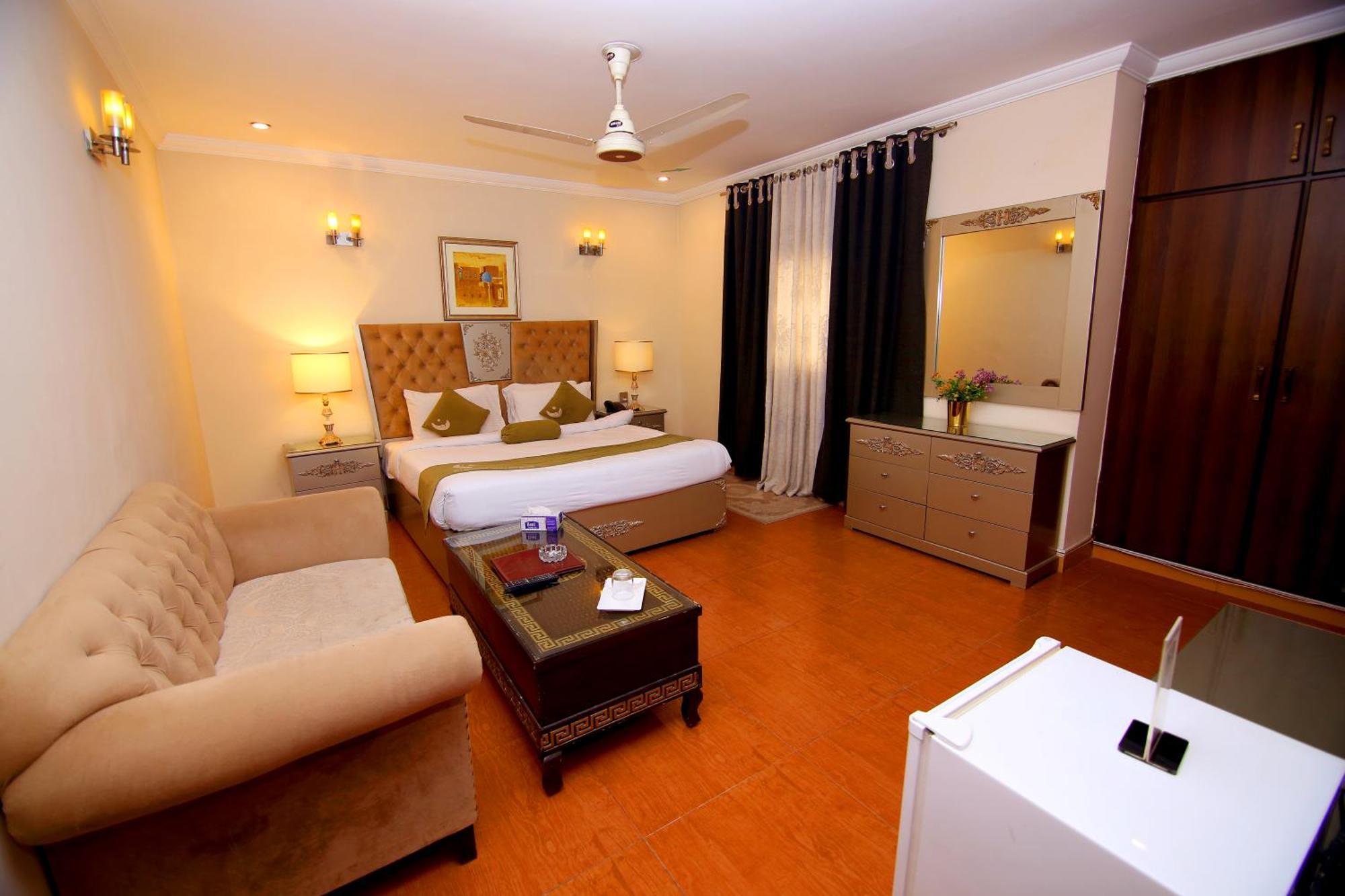 Premier Inn Grand Gulberg Lahore Buitenkant foto