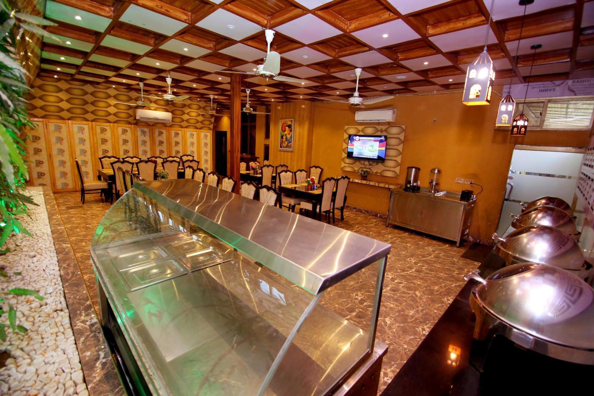 Premier Inn Grand Gulberg Lahore Buitenkant foto
