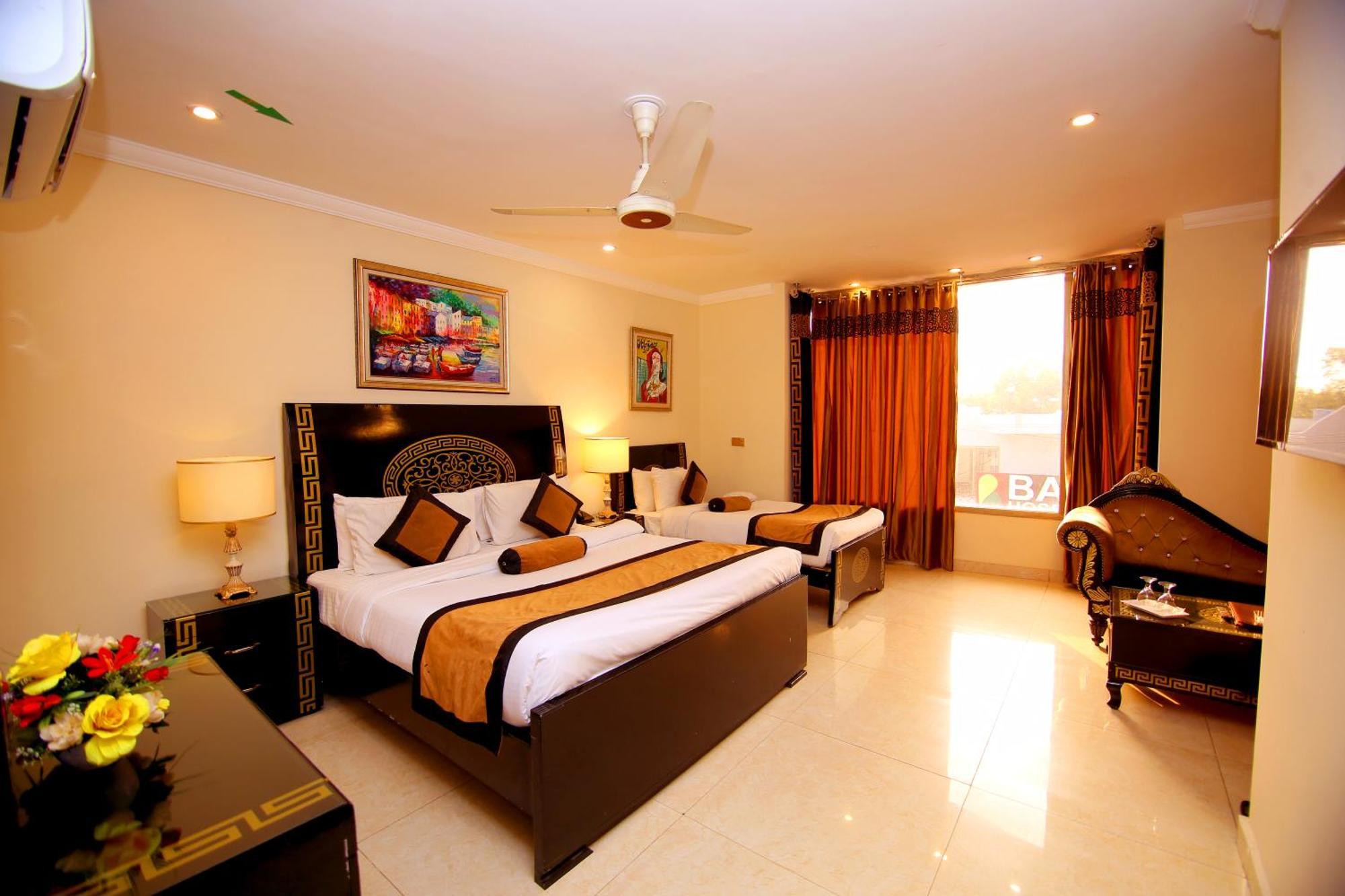Premier Inn Grand Gulberg Lahore Buitenkant foto