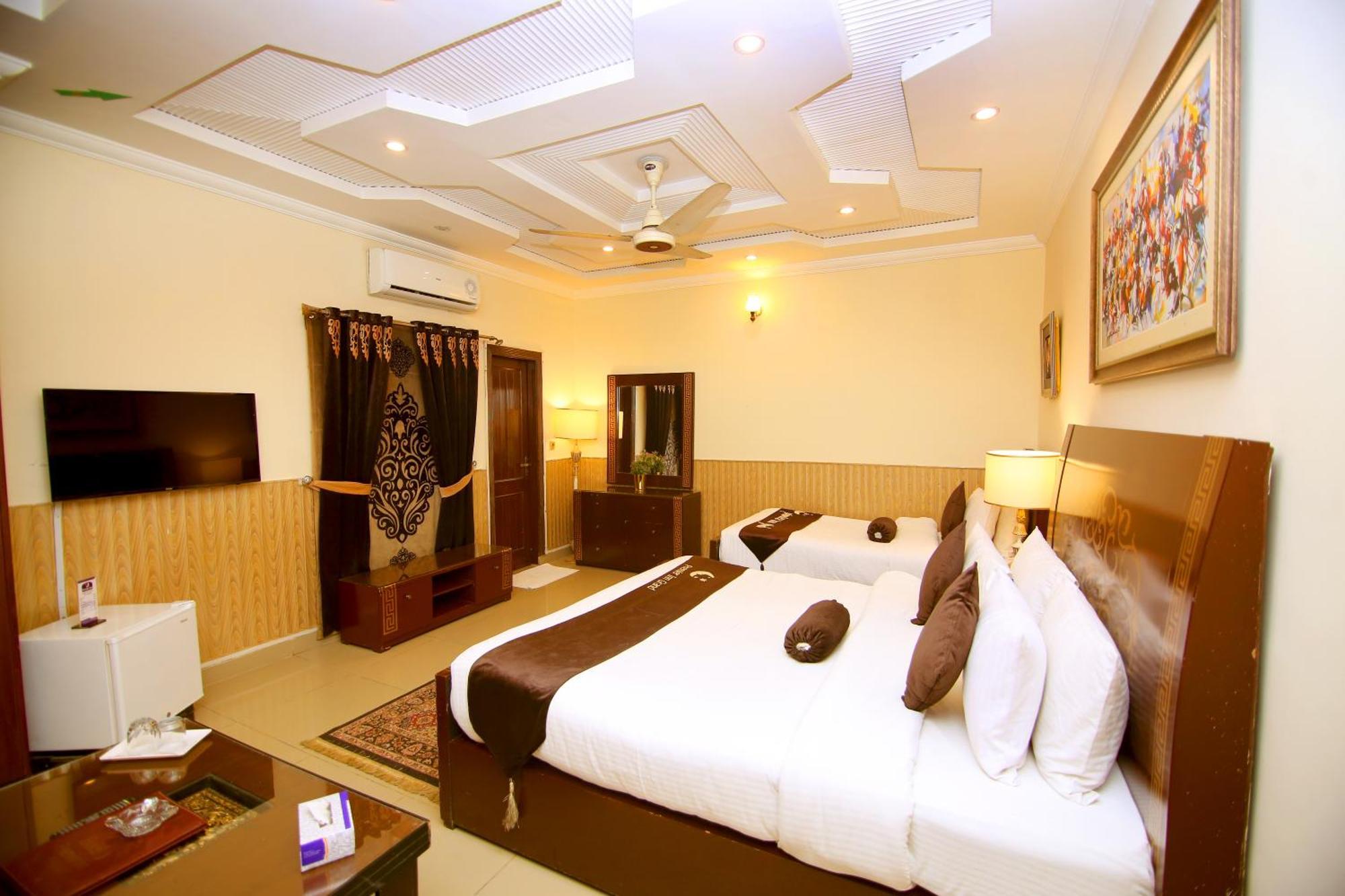 Premier Inn Grand Gulberg Lahore Buitenkant foto