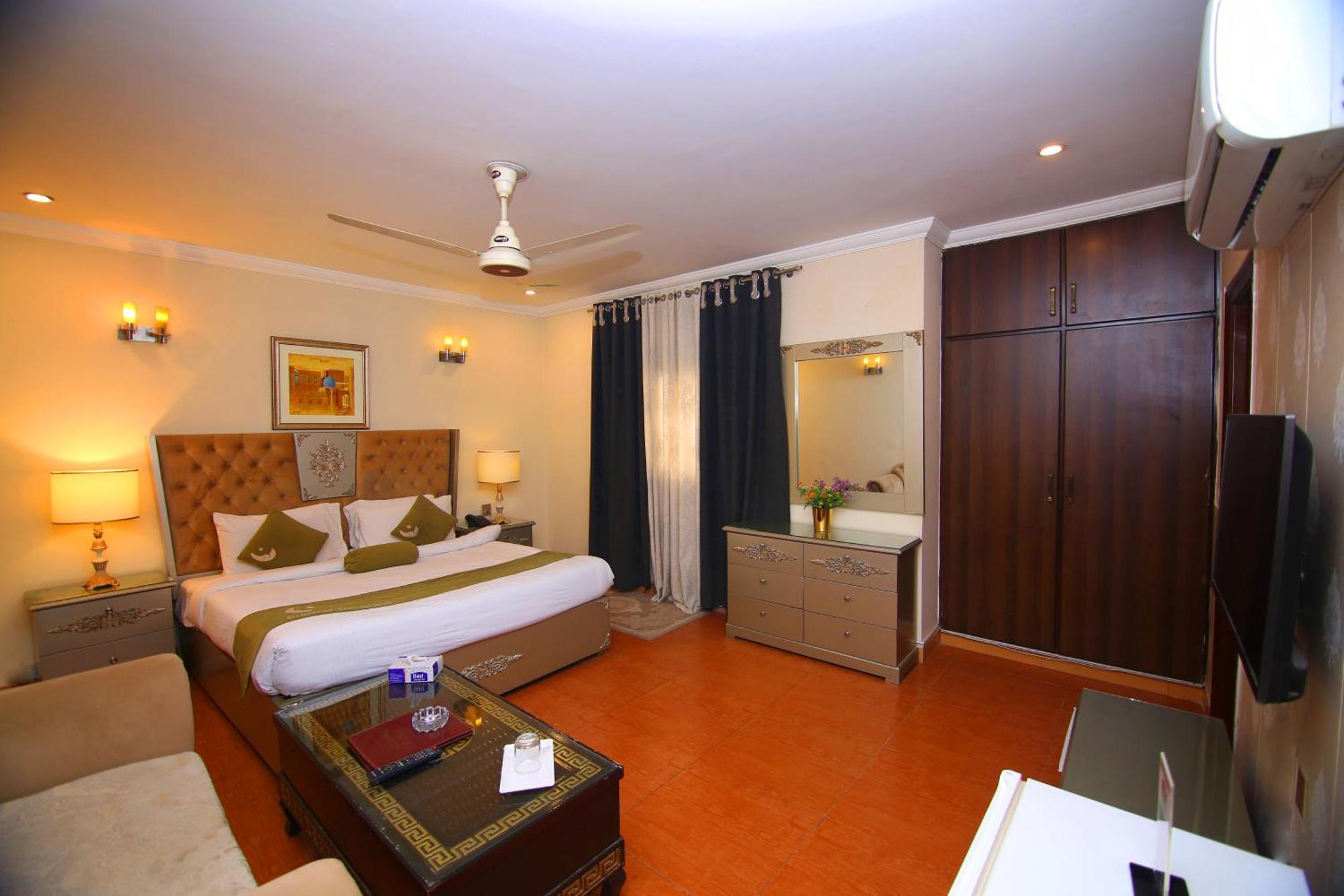 Premier Inn Grand Gulberg Lahore Buitenkant foto