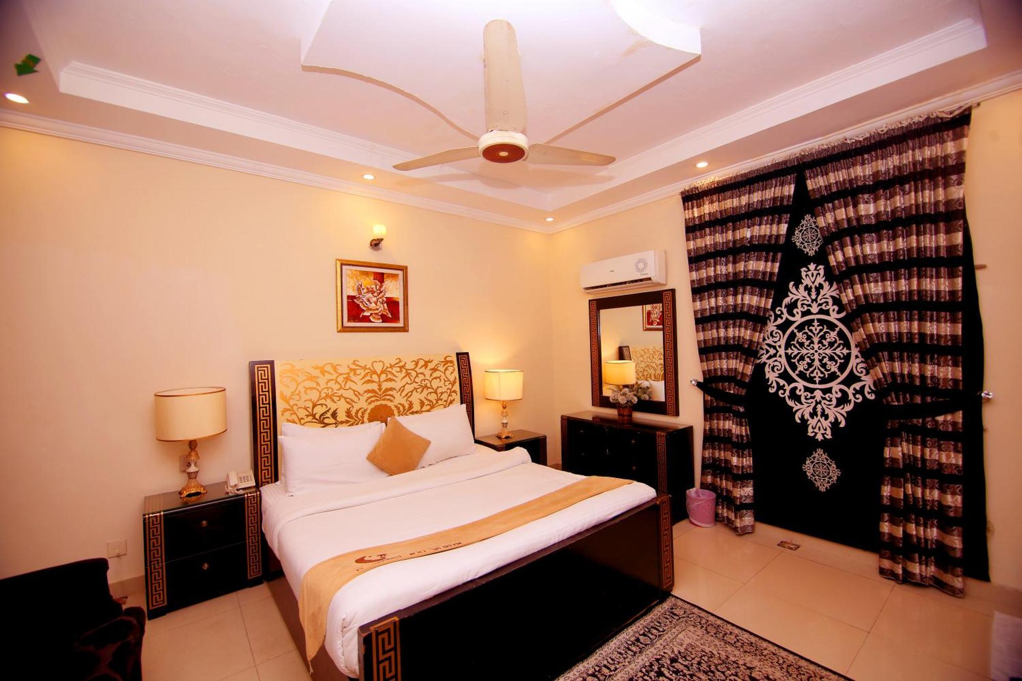 Premier Inn Grand Gulberg Lahore Buitenkant foto